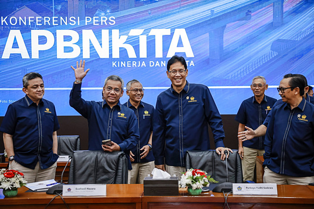 Menteri Keuangan Purbaya Yudhi Sadewa didampingi Wakil Menteri Keuangan Suahasil Nazara dan Juda Agung serta Direktur Jenderal Anggaran Luky Alfirman menyapa awak media sebelum konferensi pers APBN KiTa edisi Maret 2026 di Jakarta, Rabu (11/3/2026). Foto: Dhemas Reviyanto/ANTARA FOTO