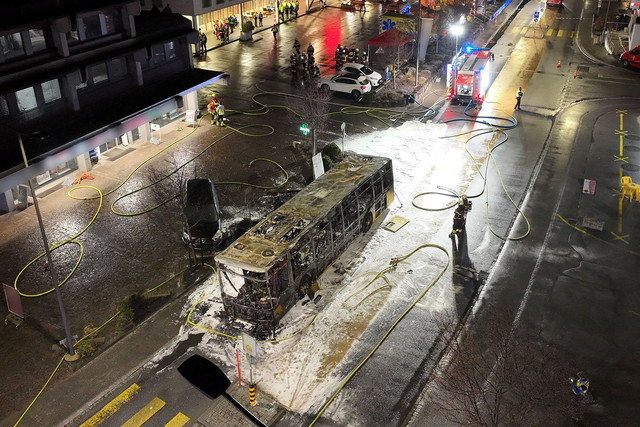 Petugas darurat bekerja di lokasi kebakaran bus yang menewaskan beberapa orang di Kerzers, Swiss, Selasa (10/3/2026). Foto: NEGARA BAGIAN FREIBURG/Handout via REUTERS
