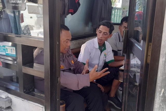 Polisi mendatangi lokasi keributan di halte bus Trans Jogja di Terminal Ngabean, Rabu (11/3/2026). Foto: Polresta Yogyakarta