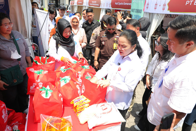 Wali Kota Semarang Agustina Wilujeng membuka kegiatan Bazar Ramadan 2026 dan Gerakan Pangan Murah (GPM) Serentak di 177 Kelurahan yang dipusatkan di Halaman Balaikota Semarang, Rabu (11/3/2026). Foto: Dok. Istimewa