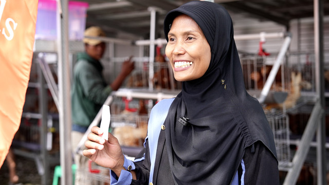 Program Keluarga Harapan (PKH) mendapat masing-masing 24 ekor ayam petelur hibah dari Koperasi Desa Merah Putih (KDMP) Gejugjati, Kecamatan Lekok, Kabupaten Pasuruan. Foto: Bakom RI