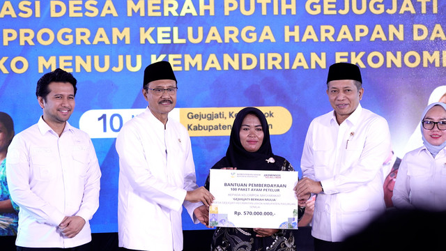 Menteri Koperasi Ferry Juliantono pada acara Kolaborasi Koperasi Desa/Kelurahan Merah Putih dengan Program Keluarga Harapan, di gerai KDMP Gejugjati, Kecamatan Lekok, Kabupaten Pasuruan, Jawa Timur, Selasa (10/3/2026). Foto: Bakom RI