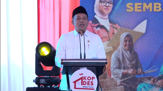 Menteri Koperasi Ferry Juliantono pada acara Kolaborasi Koperasi Desa/Kelurahan Merah Putih dengan Program Keluarga Harapan, di gerai KDMP Gejugjati, Kecamatan Lekok, Kabupaten Pasuruan, Jawa Timur, Selasa (10/3/2026). Foto: Bakom RI
