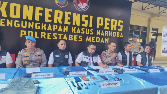 Polrestabes Medan ungkap kasus narkotika selebgram DJ pakai pod vaping Liquid di kantornya, Rabu (11/3/2026). Foto: Amar Marpaung/kumparan