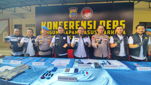 Polrestabes Medan ungkap kasus narkotika selebgram DJ pakai pod vaping Liquid di kantornya, Rabu (11/3/2026). Foto: Amar Marpaung/kumparan