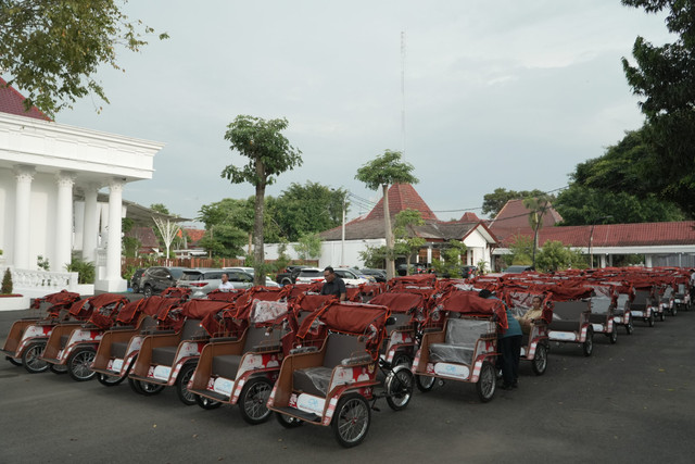 Penarik becak di Bojonegoro terima becak listrik Presiden Prabowo Subianto. Foto: Bakom RI