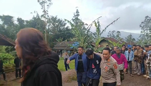 YR (27) pelaku penusukan ke adiknya di Garut saat ditangkap polisi pada Rabu (11/3). Foto: Dok. Polres Garut