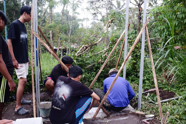 Mahasiswa KKN Reguler 021 UMY Membangun Incinerator Bersama Warga Dusun Batur