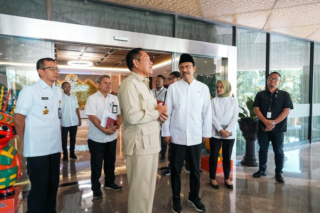 Menteri Sosial Saifullah Yusuf alias Gus Ipul (kanan) bertemu Wakil Menteri Pertahanan, Donny Ermawan Taufanto (kiri) untuk membahas transisi pengelolaan TMP Kalibata di Kantor Kemensos, Jakarta pada Rabu (11/3). Foto: Dok. Kemensos