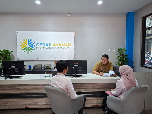 Posko Pelayanan Konsultasi dan Pengaduan Disnakertans Jabar. Foto: Dok. Diskominfo Jabar