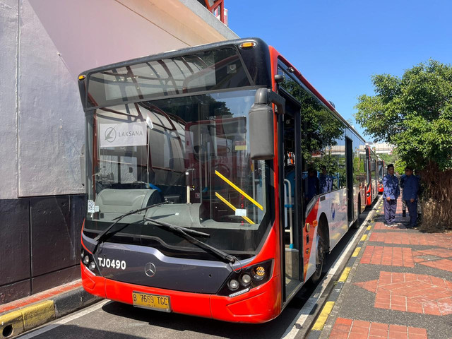 Armada Transjabodetabek Rute SH2 Blok M-Soekarno Hatta yang diresmikan di Terminal Blok M, Jakarta Selatan, Kamis (12/3). Foto: Nasywa Athifah/kumparan