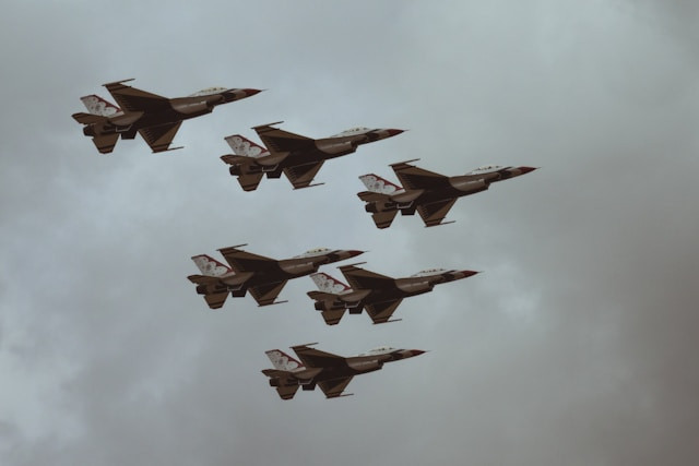 Pesawat jet tempur sedang berperang. Foto: Unsplash