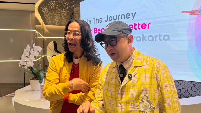 Dave Hendrik (kiri) dan Iwet Ramadhan (kanan) pecahkan rekor muri 11 jam live TikTok dari Jakarta menuju Yogyakarta menggunakan jaringan Indosat. Foto: Habib Allbi Ferdian/kumparan