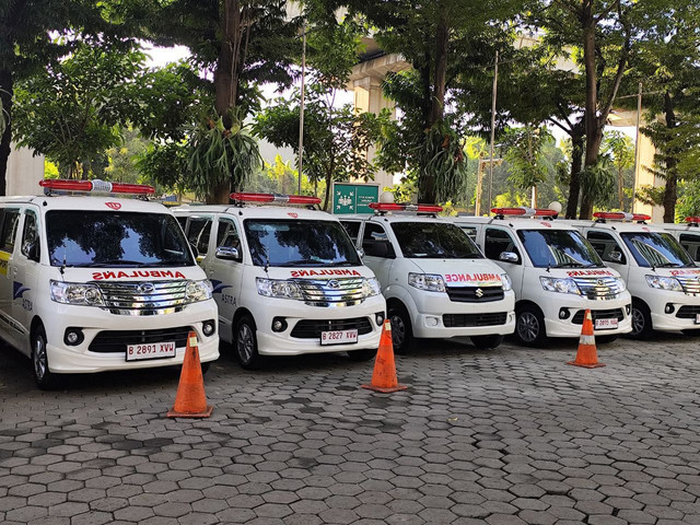Dertan mobil ambulans dan alat kesehatan yang disalurkan ke daerah terdampak bencana hidrometeorologi Sumatera di Kantor Kemenkes, Jakarta, Kamis (12/3). Foto: Nauval Pratama/kumparan