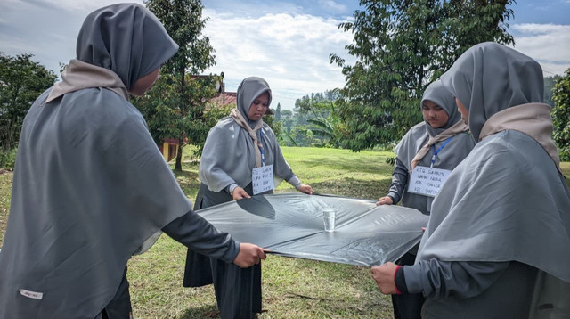 Santri Rumah Tahfidz Quran DT Peduli Sukabumi bermain permainan Tes Kekompakan Kelompok (Sumber : DT Peduli)