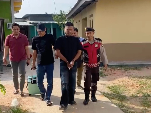 Petugas polisi menangkap MY (31 tahun), terkait kasus gay bunuh gay di Batam. Foto: Dok. Istimewa