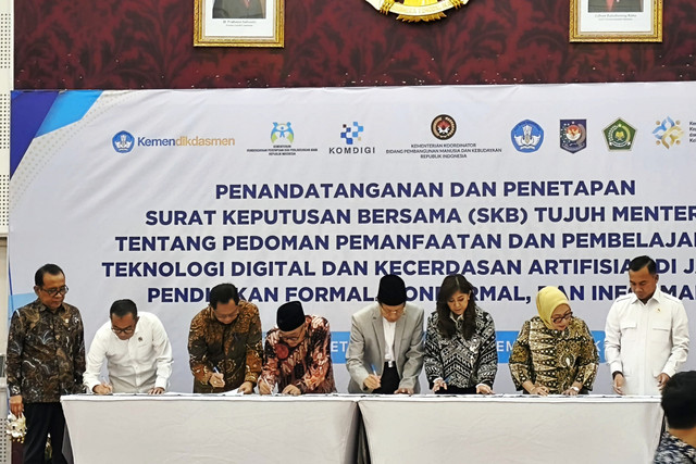 Penandatanganan SKB 7 Menteri Tentang Pedoman Pemanfaatan dan Pembelajaran Teknologi Digital dan Kecerdasan Artifisial di Jalur Pendidikan Formal, Nonformal, dan Informal di Kemenko PMK, Jakarta Pusat, Kamis (12/3). Foto: Zamachsyari/kumparan