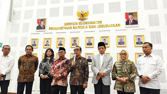 Konferensi pers usai penandatanganan SKB 7 Menteri Tentang Pedoman Pemanfaatan dan Pembelajaran Teknologi Digital dan Kecerdasan Artifisial di Jalur Pendidikan Formal, Nonformal, dan Informal di Kemenko PMK, Jakarta Pusat, Kamis (12/3). Foto: Zamachsyari/kumparan