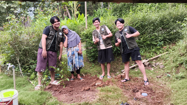 Mahasiswa KKN 160 UNS 2026 melakukan pemasangan Biopori pada pekarangan warga Desa Pule (30/01/26) Sumber : Dokumentasi Pribadi