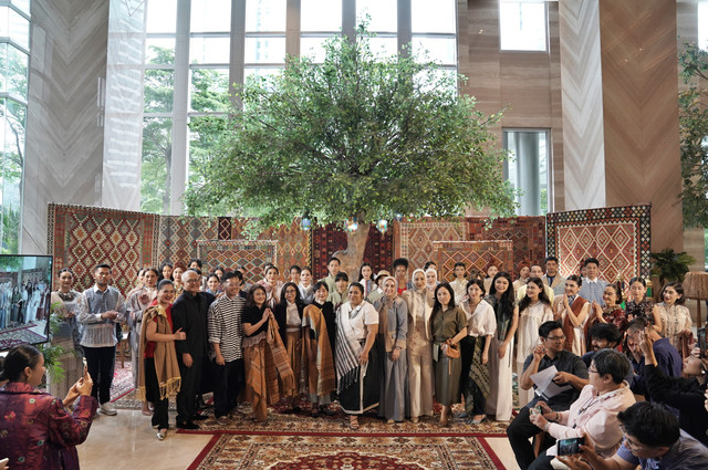 Fashion show koleksi Raya Tobatenun, kolaborasi dengan desainer Indonesia di Sopo Del Tower, Kuningan, Jakarta. Foto: Dok. Tobatenun