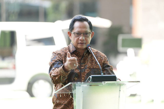 Mendagri sekaligus Kasatgas Percepatan Rehabilitasi dan Rekonstruksi (PRR) Pascabencana Sumatera Muhammad Tito Karnavian  dalam acara penyerahan bantuan ambulans kepada daerah terdampak bencana yang digelar di Kantor Kemenkes, Jakarta, Kamis (12/3). Foto: Dok. Satgas PRR
