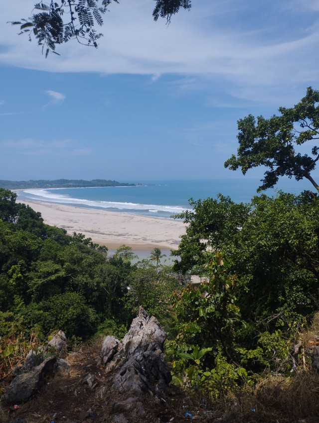 Keindahan alam Pantai Sawarna di Kabupaten Lebak, Banten, yang menjadi salah satu destinasi wisata unggulan dengan potensi pengembangan pariwisata berbasis kearifan lokal. Foto: Dokumentasi Penulis