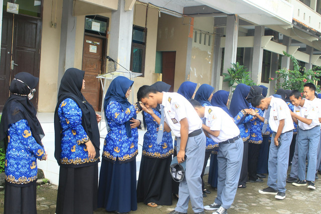 Ilustrasi guru dan murid. Foto: Unsplash