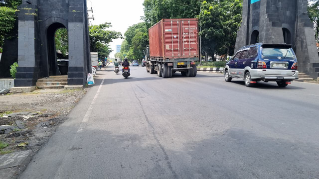 Situasi dan kondisi Jalan Tanjung Perak arah Pelabuhan Tanjung Perak Surabaya, Kamis (12/3/2026). Foto: Farusma Okta Verdian/kumparan