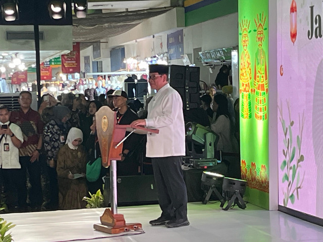 Gubernur DKI Jakarta Pramono Anung saat membuka Jakarta Hijab Fest di Pasar Tanah Abang, Jakarta Pusat, Kamis (12/3/2026).  Foto: Nasywa Athifah/kumparan