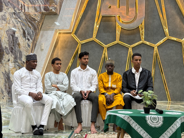 Dari kiri ke kanan: Mahasiswa internasional Unisa dari Ghana, Sudan, India, Nigeria dan Libya dalam acara “Dialog Ruang Ketiga: Puasa dalam Pengalaman Bangsa-Bangsa” yang digelar di Masjid Walidah Dahlan, UNISA, Jumat (27/2). Foto: Pandangan Jogja/Gracetika JP