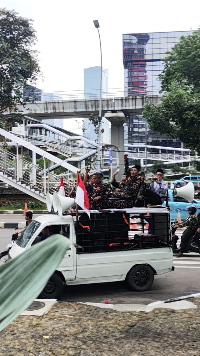 Sejumlah anggota Banser mendatangi gedung merah putih KPK, Kamis (12/3).  Foto: Jonathan Devin/kumparan