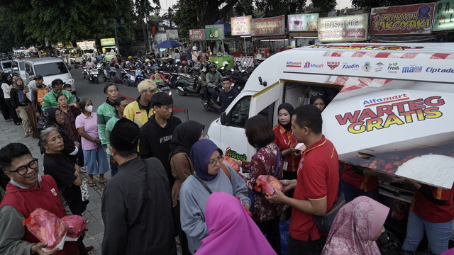 Alfamart lewat program Warteg Gratis Alfamart bermitra dengan 102 mitra UMKM bagikan paket makanan berbuka di 34 kota se-Indonesia. Foto: Dok. Alfamart