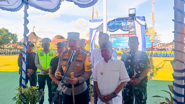 Kapolda Bali Irjen Daniel Adityajaya dan Gubernur Bali Wayan Koster saat menghadiri apel gelar pasukan operasi Ketupat Agung Tahun 2026 di Lapangan Iptu Soetardjo Mako Brimob, Tohpati, Kota Denpasar, pada Kamis (12/3). Foto: Denita BR Matondang/kumparan