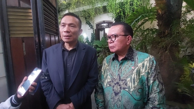 Rismon Sianipar bersama kuasa hukumnya usai bertemu Jokowi. Dok. kumparan