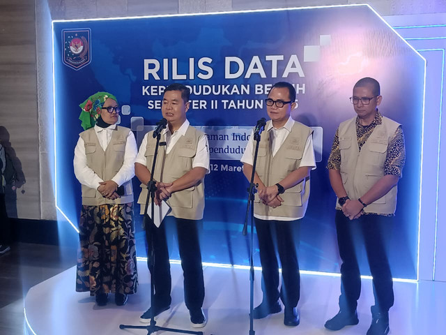 Ditjen Dukcapil, Teguh Setyabudi saat memberikan keterangan pers setelah agenda 'Rilis Data Kependudukan Bersih Semester 2 Tahun 2025' di Hotel Bidakara, Jakarta Selatan pada Kamis (12/3/2026). Foto: Ryan Iqbal/kumparan