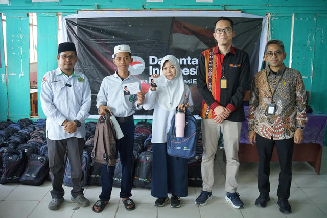 Pegadaian memperingati satu tahun Danantara dengan menyerahkan paket perlengkapan sekolah untuk pelajar di Sulawesi Selatan. Foto: Dok. Pegadaian