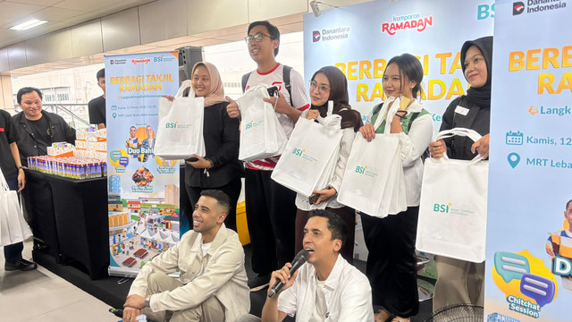 BSI Bagi-Bagi Takjil dan Tabungan Jutaan Rupiah di Stasiun MRT Lebak Bulus. Foto: Dok. BSI