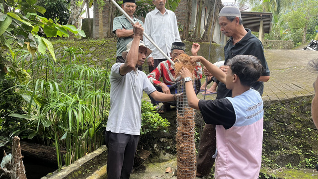 Proses Pembuatan Ajir Hybrid dengan Kelompok Tani. Sumber : Dokumentasi Pribadi.