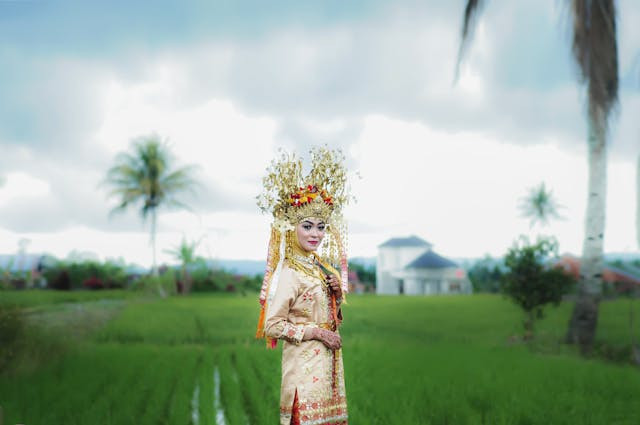 Pakaian adat khas Bengkulu digunakan dalam Tari Gandai. Sumber foto: pexels.com