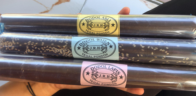 gambar terkait Produk Dodol Tenjo JRH milik Bapak Jaro Halimi dengan berbagai varian rasa yang menjadi salah satu usaha UMKM khas Desa Tenjo. sumber gambar dokumen pribadi
