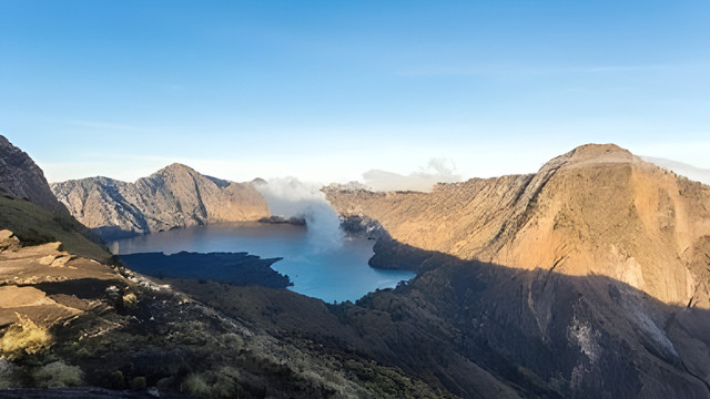 Foto pemandangan Danau Sagara Anak dari Pos Pelawangan di Gunung Rinjani (Sumber: Shutterstock)