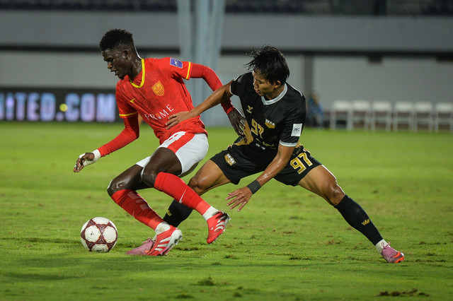 Pesepak bola Dewa United Banten Moh Edo Febriansah (kanan) berebut bola dengan pemain Manila Digger FC Baboucarr Touray pada perempat final leg kedua AFC Challenge League di Indomilk Arena, Kabupaten Tangerang, Banten, Kamis (12/3/2026). Foto: Putra M. Akbar/ANTARA FOTO 