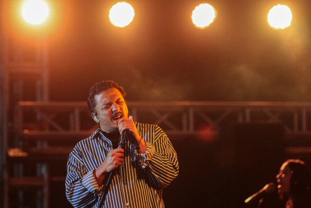 Penyanyi Salmanto Ashrizky Priadi atau Sal Priadi tampil pada acara Banten Creative Fest 2026 di Alun-alun Barat Kota Serang, Banten, Kamis (12/3/2026). Foto: Angga Budhiyanto/ ANTARA FOTO