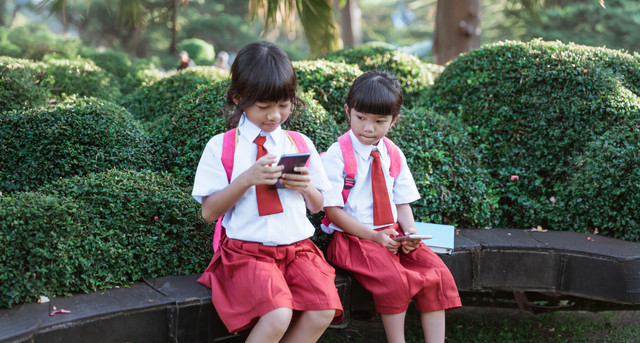 Ilustrasi Anak Menggunakan Gadget. Foto: Odua Images/Shutterstock