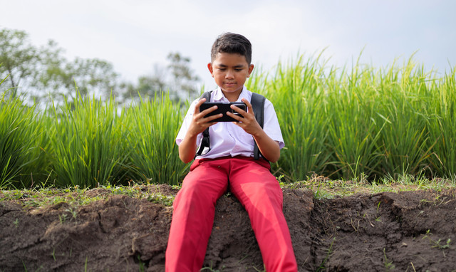 Ilustrasi Anak Remaja Menggunakan Gadget. Foto: StockLab/Shutterstock