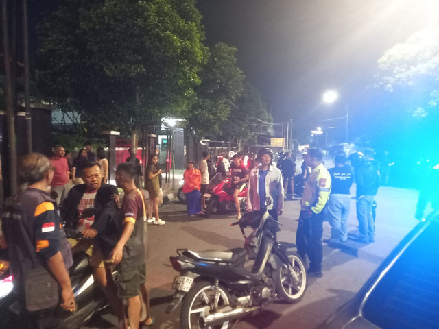 Tiga pelajar SMP di Yogyakarta ketangkap warga usai tertinggal rombongan tawurannya di depan SD Bumijo, Jalan Tentara Pelajar, Yogyakarta, Kamis (12/3) malam.  Foto: Dok. Polresta Yogyakarta