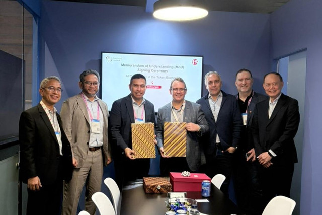 CEO NeutraDC Andreuw Th.A.F. (ketiga dari kiri) dan Chief Revenue Officer F5 Chad Whalen (keempat dari kanan) menandatangani Nota Kesepahaman (MoU) pada rangkaian agenda Mobile World Congress (MWC). Disaksikan langsung oleh Direktur Strategic Business Development & Portfolio Telkom Seno Soemadji (kedua dari kiri) di Barcelona, Selasa (3/3). Foto: dok. Telkom
