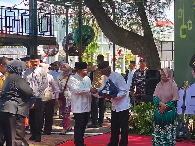 Gubernur DKI Jakarta, Pramono Anung, melakukan penyerahan sembako murah ke salah satu perwakilan warga Pulau Pramuka, Kepulauan Seribu, Jumat (13/3/2026). Foto: Jeni Ritanti/kumparan