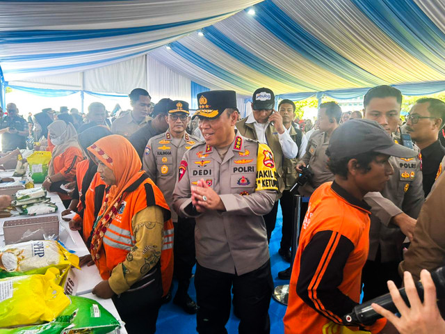 Gerakan Pangan Murah 2026 Polri  dan Bulog di Kanwil Bulog DKI Jakarta dan Banten, Jumat (13/3).  Foto: Nauval Pratama/kumparan