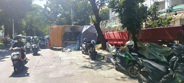Foto dan Video: Truk Crane yang terguling di Jalan K.H. Abdullah Syafei, Tebet, Jakarta Selatan, pada Jumat (13/3/2026). dok: Istimewa